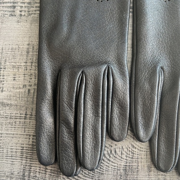 Burberry Leather Primrose gloves - Picture 8 of 17